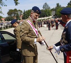 Su Majestad el Rey recibe el bastón de mando