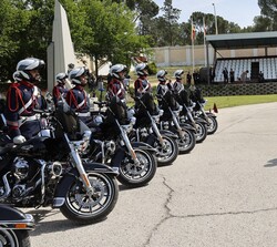 El Rey frente a la Sección de Motos de la Guardia Real durante la revista