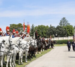 El Rey durante la revista frente al Escuadrón de Escolta Real