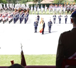 Don Felipe en el Palco de Honor frente a la fuerza