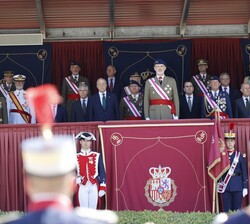 Don Felipe durante el acto de jura o promesa ante la Bandera de personal civil