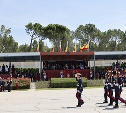 El Rey en el Palco de Honor al paso de la Guardia Real