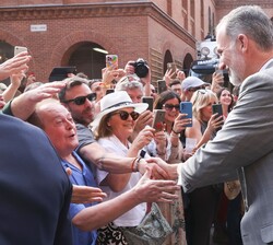 Don Felipe saluda a las personas congregadas a su llegada a la Plaza de Toros de Las Ventas