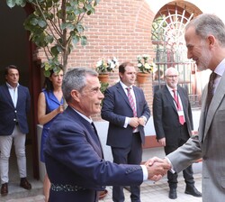 Su Majestad el Rey saluda al mayoral de la Plaza de Toros de Las Ventas, Florencio Fernández