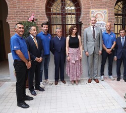 Su Majestad el Rey acompañado por la Presidenta de la Comunidad de Madrid en funciones, el alcalde de Madrid y el matador de toros, Luis Francisco Esp