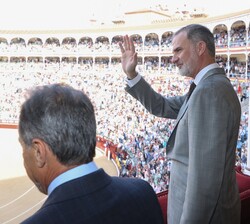 Don Felipe saluda al público de la Plaza de Toros de Las Ventas a su llegada al Palco Real
