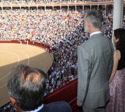 Su Majestad el Rey y autoridades durante la interpretación del Himno Nacional en la de Plaza de Toros de Las Ventas