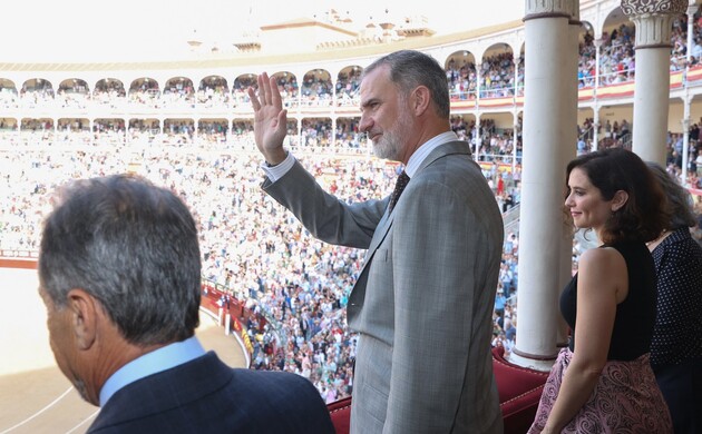 Don Felipe saluda al público de la Plaza de Toros de Las Ventas a su llegada al Palco Real