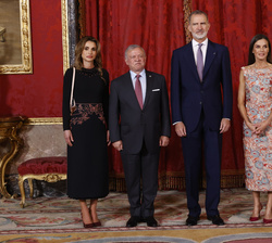 Sus Majestades los Reyes junto a Sus Majestades los Reyes del Reino Hachemita de Jordania momentos antes de dar comienzo el almuerzo