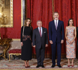 Sus Majestades los Reyes junto a Sus Majestades los Reyes del Reino Hachemita de Jordania y el Su Alteza Real el Príncipe Hashem, momentos antes de da