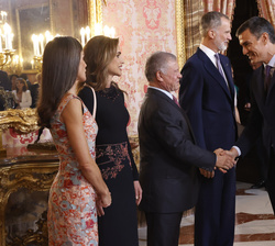 Sus Majestades los Reyes y Sus Majestades los Reyes de Jordania reciben el saludo del presidente del Gobierno, Pedro Sánchez