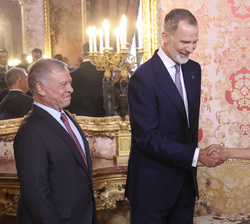 Su Majestad el Rey y Su Majestad el Rey Abdalá reciben el saludo de la presidenta del Congreso de los Diputados