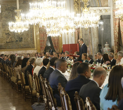 Su Majestad el Rey durante su intervención en el almuerzo ofrecido en honor de Sus Majestades los Reyes del Reino Hachemita de Jordania