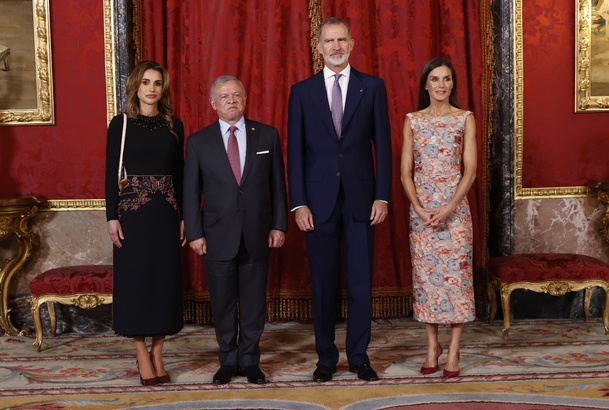 Sus Majestades los Reyes junto a Sus Majestades los Reyes del Reino Hachemita de Jordania momentos antes de dar comienzo el almuerzo