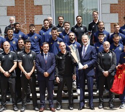 Su Majestad el Rey con el trofeo de campeones de la Nations League 2022/2023, los jugadores de la Selección Nacional de Fútbol y staff técnico