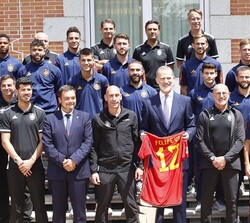 Don Felipe con la camiseta de la Selección Nacional de Fútbol serigrafiada con Su nombre