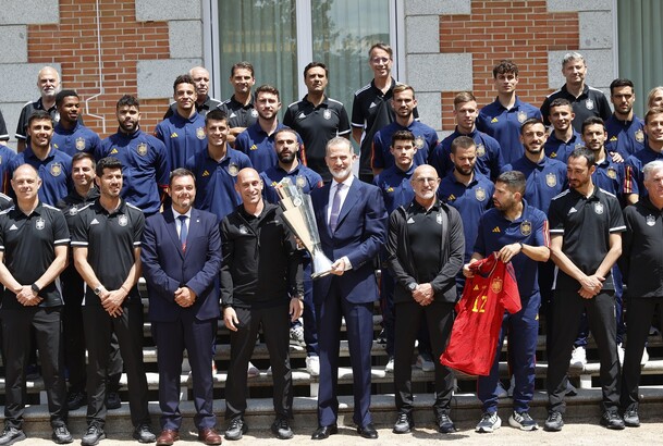 Su Majestad el Rey con el trofeo de campeones de la Nations League 2022/2023, los jugadores de la Selección Nacional de Fútbol y staff técnico