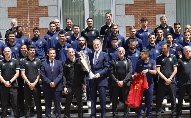 Su Majestad el Rey con el trofeo de campeones de la Nations League 2022/2023, los jugadores de la Selección Nacional de Fútbol y staff técnico