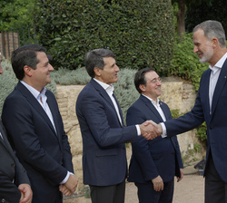 Su Majestad el Rey recibe el saludo del delegado del Gobierno en Andalucía, Pedro Fernández