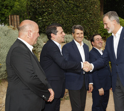 Su Majestad el Rey recibe el saludo del alcalde de Córdoba, José María Bellido