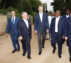 El Rey y el Rey Abdalá II junto a los jefes de Estado asistentes al Foro recorren los jardines de los Alcázar de los Reyes Cristianos