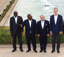 Fotografía de grupo de Su Majestad el Rey y Su Majestad el Rey Abdalá II junto a los jefes de Estado asistentes al Foro