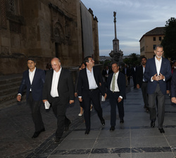 Don Felipe, el Rey Abdalá, los jefes de Estado, autoridades y personalidades asistentes a la cena se dirigen a la Mezquita-Catedral de Córdoba