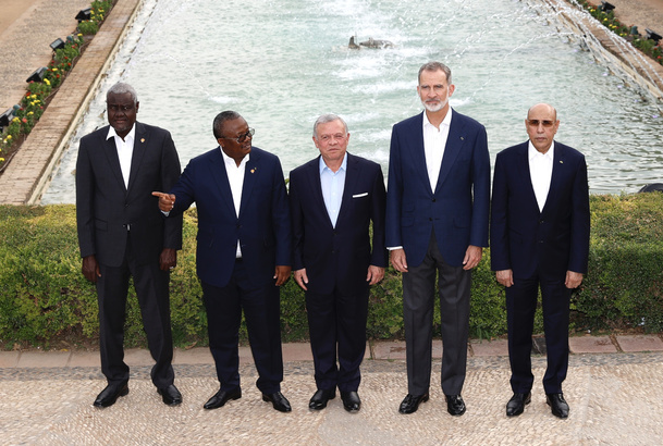 Fotografía de grupo de Su Majestad el Rey y Su Majestad el Rey Abdalá II junto a los jefes de Estado asistentes al Foro