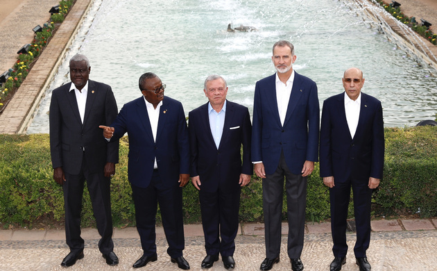 Fotografía de grupo de Su Majestad el Rey y Su Majestad el Rey Abdalá II junto a los jefes de Estado asistentes al Foro