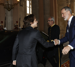 Su Majestad el Rey recibe el saludo del Príncipe Hashem que acompaña al Rey Abdalá II de Jordania