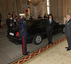 Don Felipe y el Rey Abdalá II en presencia del Príncipe Hashem recibe novedades a cargo del oficial de guardia, a su llegada al Palacio Real de Madrid