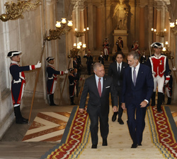 Su Majestad el Rey junto al Rey de Jordania, seguidos por el Príncipe Hashem, a su llegada al Palacio Real