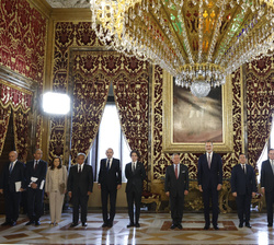 Fotografía de grupo de Su Majestad el Rey, Su Majestad el Rey Abdalá, Su Alteza Real el Príncipe Hashem y las delegaciones oficiales de los dos países