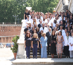 Fotografía de grupo de Doña Letizia y la Reina Rania con profesores y alumnos de las Escuelas Taller y Talleres de Empleo de Patrimonio Nacional