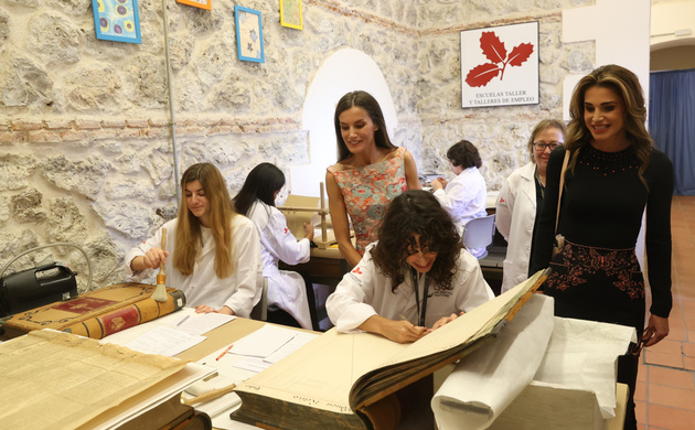 Su Majestad la Reina junto a Su Majestad la Reina Rania durante su visita a la escuela taller de encuadernación artística