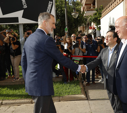 Su Majestad el Rey recibe el saludo del ministro de Asuntos Exteriores, Unión Europea y Cooperación, José Manuel Albares, en presencia del presidente 