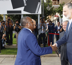 Su Majestad el Rey recibe al Presidente de la República de Guinea-Bissau, Umaro Sissoco Embalo, a su llegada a la sesión de la reunión del “Proc