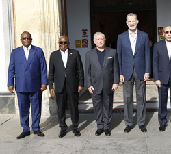 Fotografía de grupo de Su Majestad el Rey junto a Su Majestad el Rey de Jordania y los presidentes de Mauritania, Guinea-Bissau, Ghana y de la Comisió
