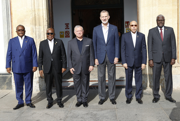 Fotografía de grupo de Su Majestad el Rey junto a Su Majestad el Rey de Jordania y los presidentes de Mauritania, Guinea-Bissau, Ghana y de la Comisió