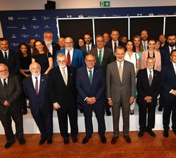 Su Majestad el Rey junto al Consejo de Gobierno de la Universidad de Córdoba