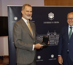 Su Majestad el Rey tras recibir, de manos del rector magnífico de la Universidad de Córdoba, Manuel Torralbo, la medalla de oro Averroes