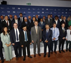 Su Majestad el Rey junto a una representación de la Federación Internacional del Automóvil (FIA)