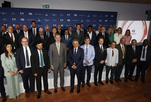Su Majestad el Rey junto a una representación de la Federación Internacional del Automóvil (FIA)