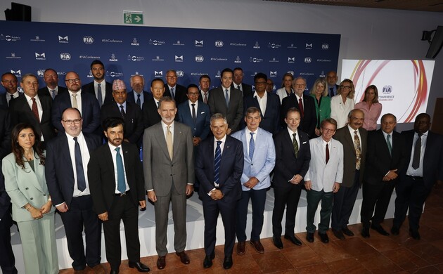 Su Majestad el Rey junto a una representación de la Federación Internacional del Automóvil (FIA)