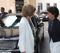 Su Majestad la Reina Doña Sofía recibida a su llegada por la presidenta de la Escuela Superior de Música Reina Sofía, Paloma O'shea