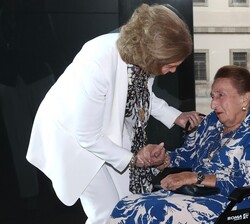Su Majestad la Reina Doña Sofía recibida a su llegada por Su Alteza Real la Infanta Doña Margarita, duquesa de Soria