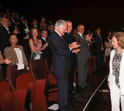 Doña Sofía a su entrada al auditorio recibe los aplausos del público