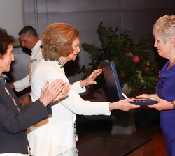 Su Majestad la Reina Doña Sofía entrega la Placa de la Escuela a la profesora Susan Bullock