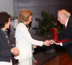 Su Majestad la Reina Doña Sofía entrega la Medalla de Honor de la Escuela al Maestro Péter Csaba