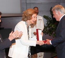 Su Majestad la Reina Doña Sofía entrega la Medalla de Honor de la Escuela a Ignacio Garralda, presidente de la Fundación Mutua Madrileña